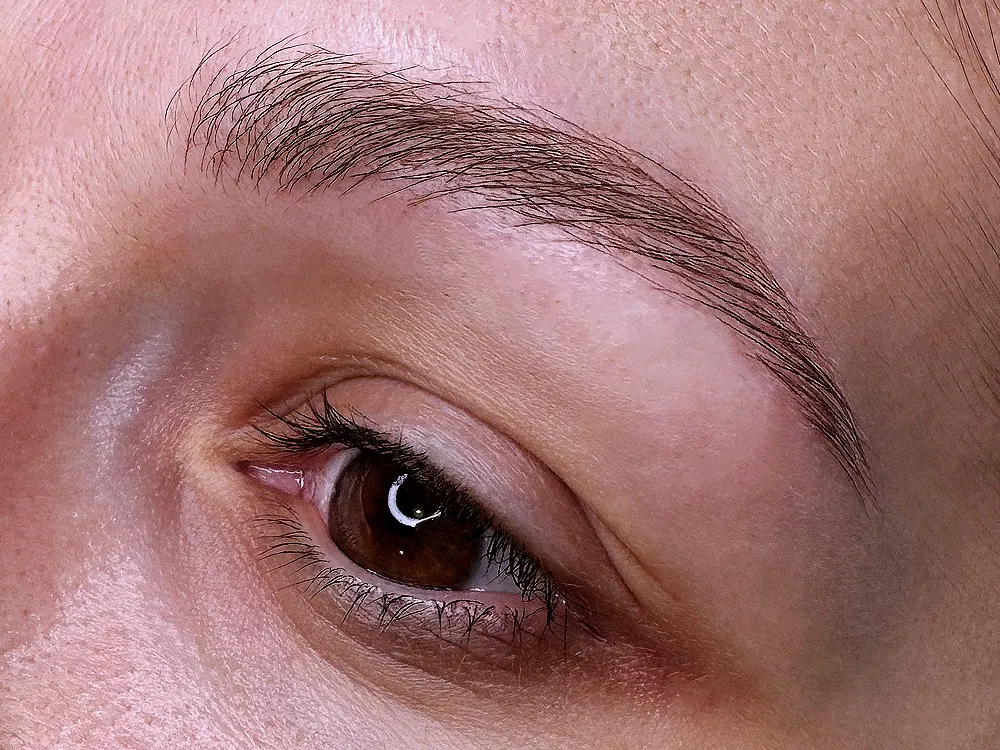 Szálas szemöldök tetoválás, microblading technika